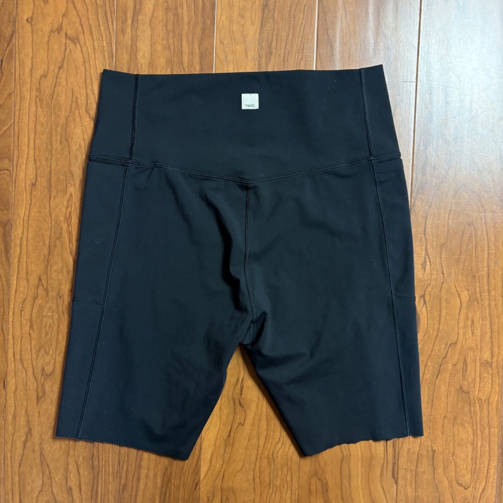 Vuori Studio Pocket Short Black High Rise Biker Shorts VW446 Large Raw Hem